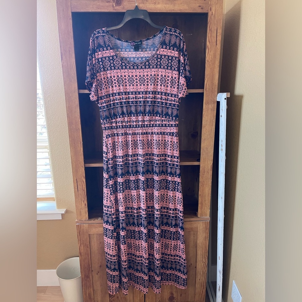 Elegant Pink and Black Maxi Dress